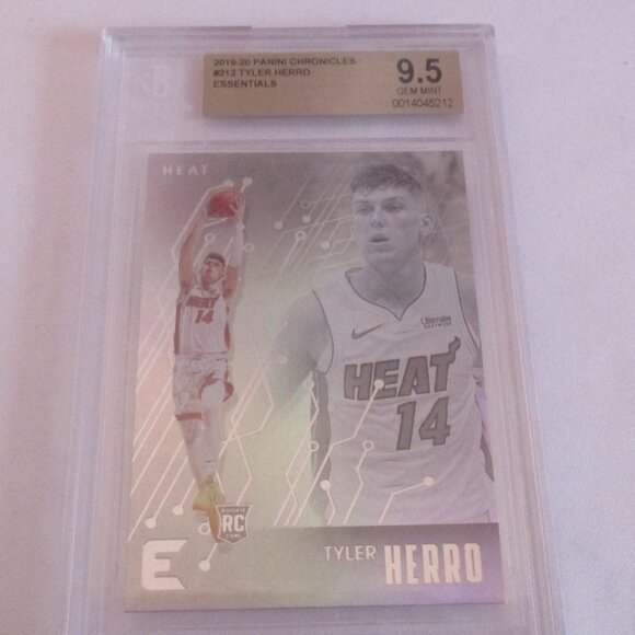 2019-20 PANINI CHRONICLES #212 TYLER HERRO ESSENITALS 9.5 GEM MINT - Picture 3 of 4